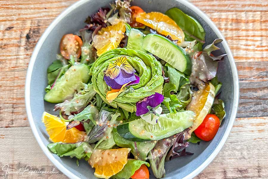 Avocado-Gurken-Frucht-Salat im Restaurant North Bondi am Bondi Beach, Australien