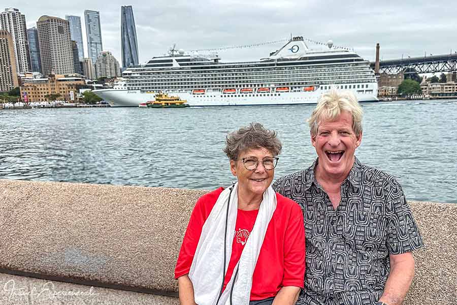 Inge und Heinz bei der Opera, im Hintergrund die Oceania Riviera in Sydney