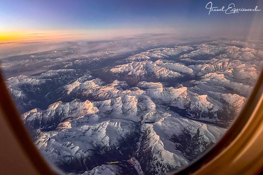 Morgendlliche Luftaufnahme über den Alpen