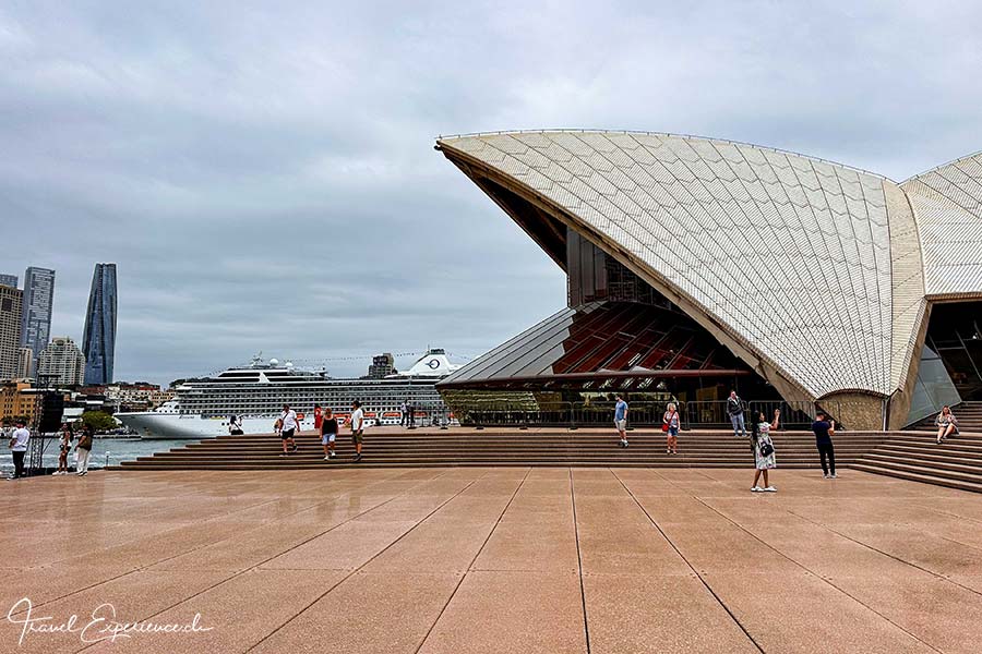 Opera von Sydney, im Hintergrund die Oceania Riviera