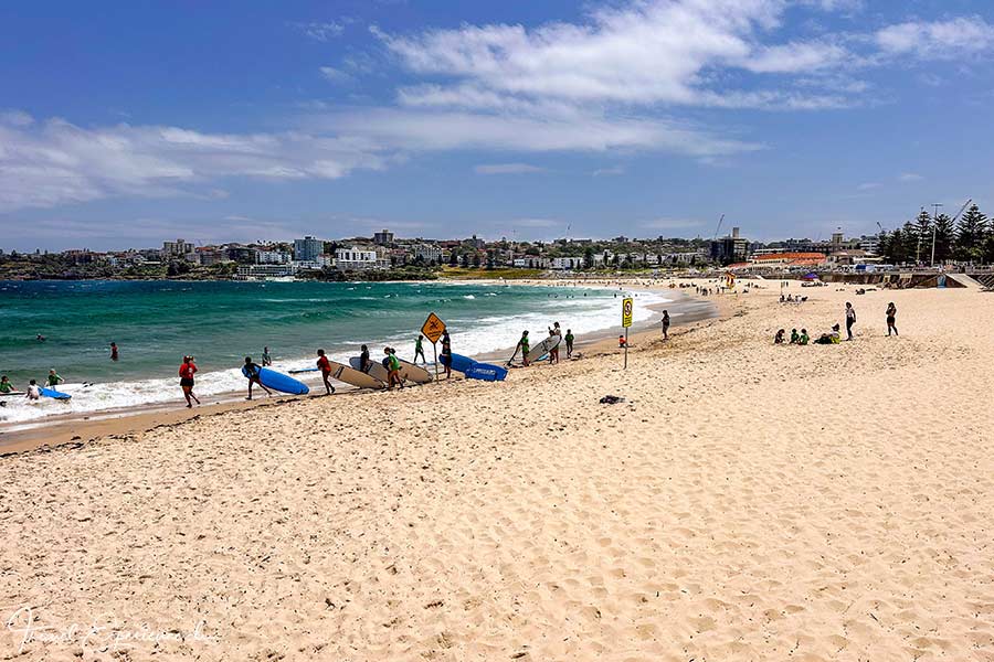 Bondi Beach mit Surfschülern