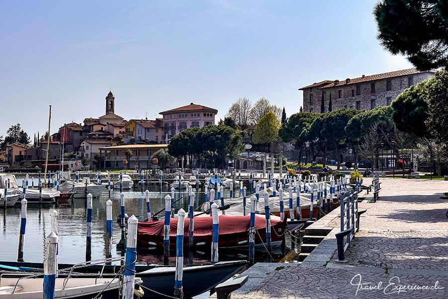 Blick vom Hafen aus auf Clusane sul Lago, Lago d'Iseo