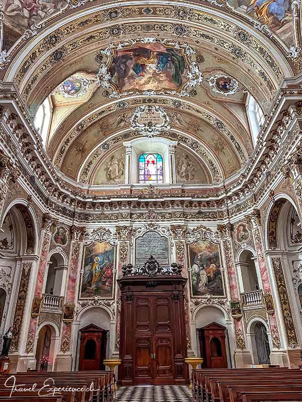Üppiges Inneres der Kirch San Martino Vescovo in Sarnico am Lago d'Iseo