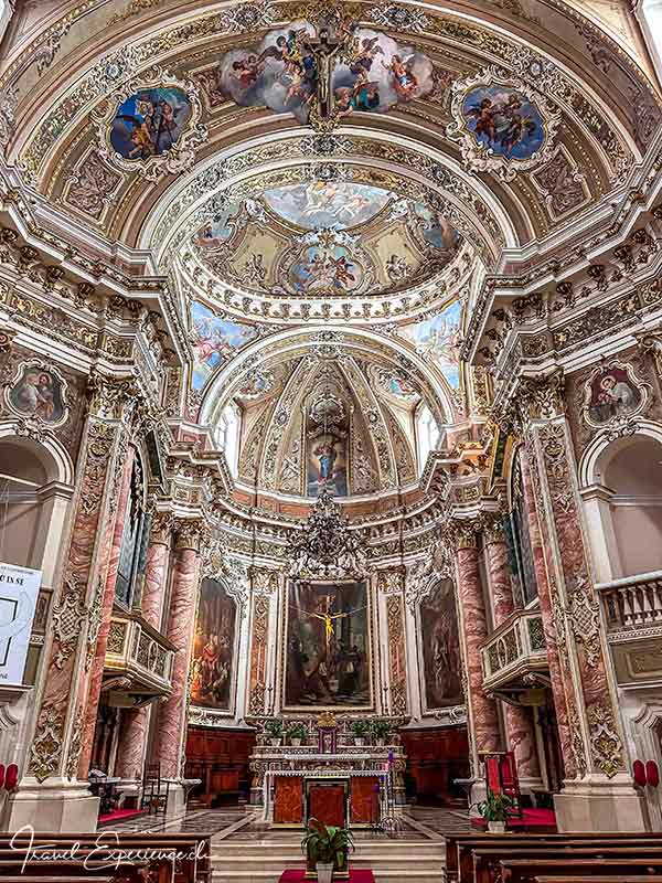 Blick zum Altar der Kirch San Martino Vescovo in Sarnico am Lago d'Iseo