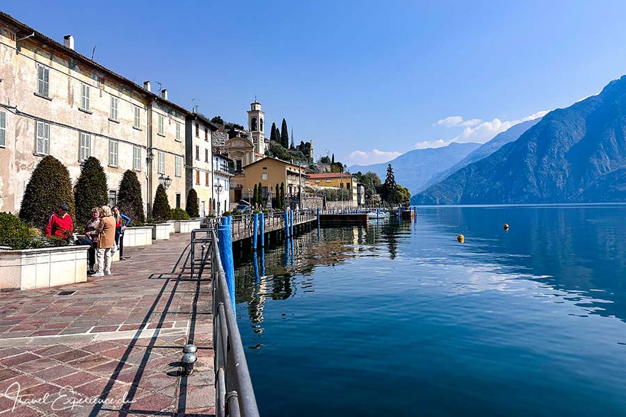 Lungolago von Riva di Solto mit Blick auf den Dorfkern und die Kirche, Lago d'Iseo
