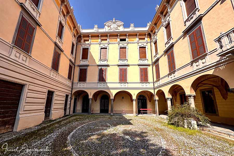 Innenhof eines der alten Palazzi in Riva di Solto am Lago d'Iseo