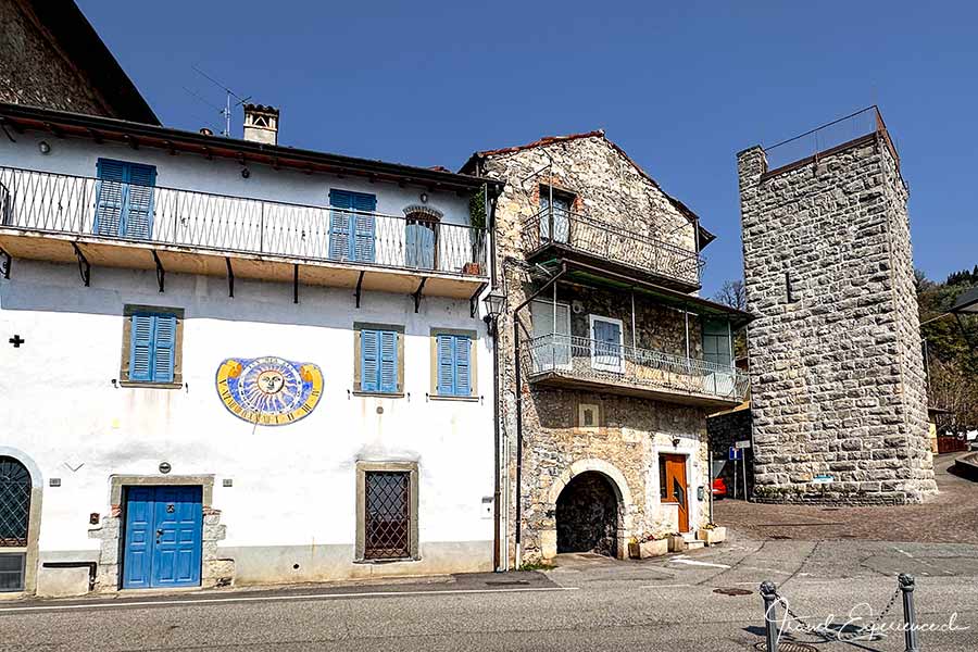 Mittelalterliche Gebäude und Sonnenuhr in Riva di Solto am Lago d'Iseo