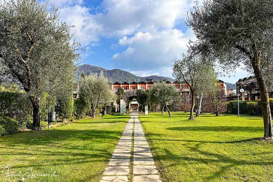 Garten des Iseolago-Hotels bei Iseo am Lago d'Iseo, Italien