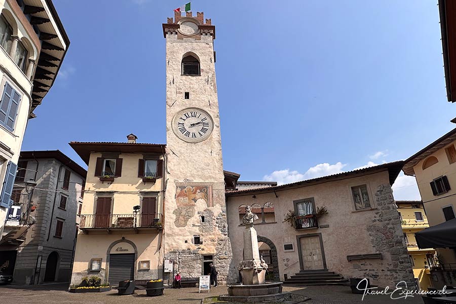 Rathausturm von Lovere am Lago d'Iseo, Italien