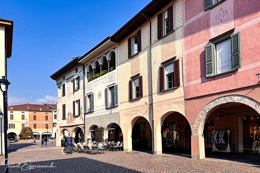Typische Häuser im Dorfkern von Iseo am Lago d'Iseo, Italien