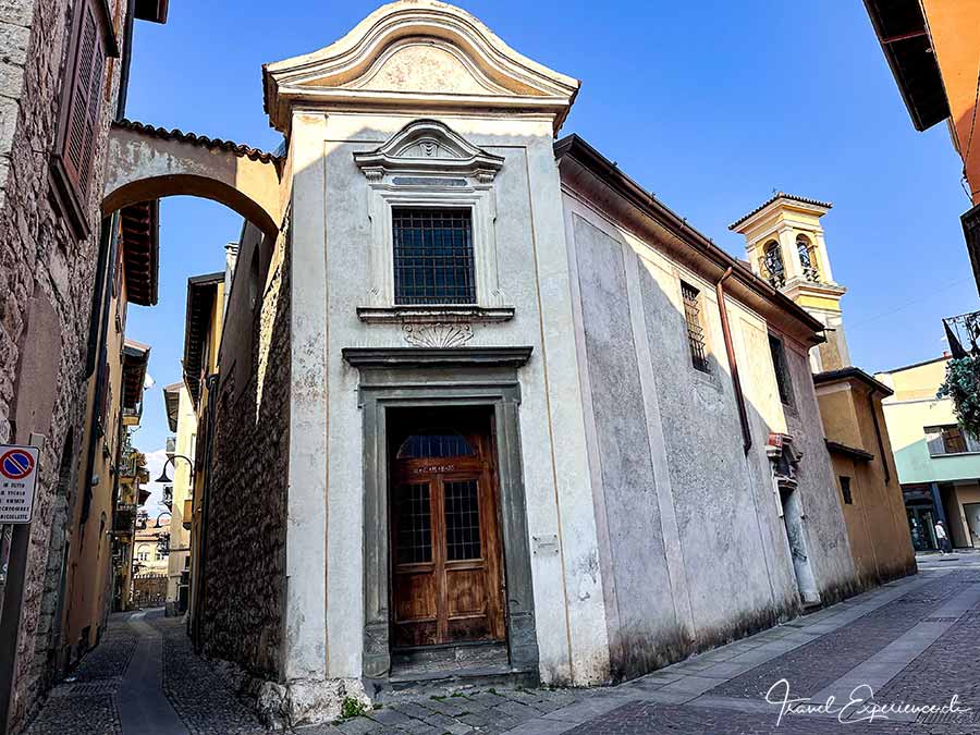 Eingangstüre zu Santa Maria del Mercato in Iseo