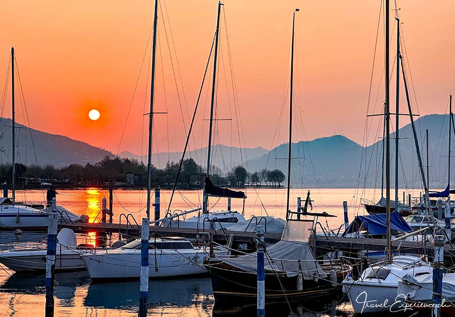 Sonnenuntergang beim Hafen von Iseo am Lago d'Iseo, Italien