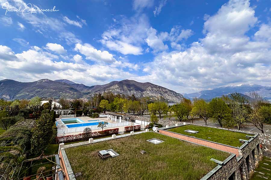 Garten und Schwimmbäder des Iseolago Hotels bei Iseo am Lago d'Iseo