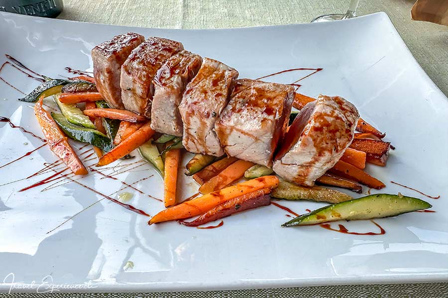 Leicht angebratener Thunfisch auf Gemüse im Restaurant San Martino in Iseo