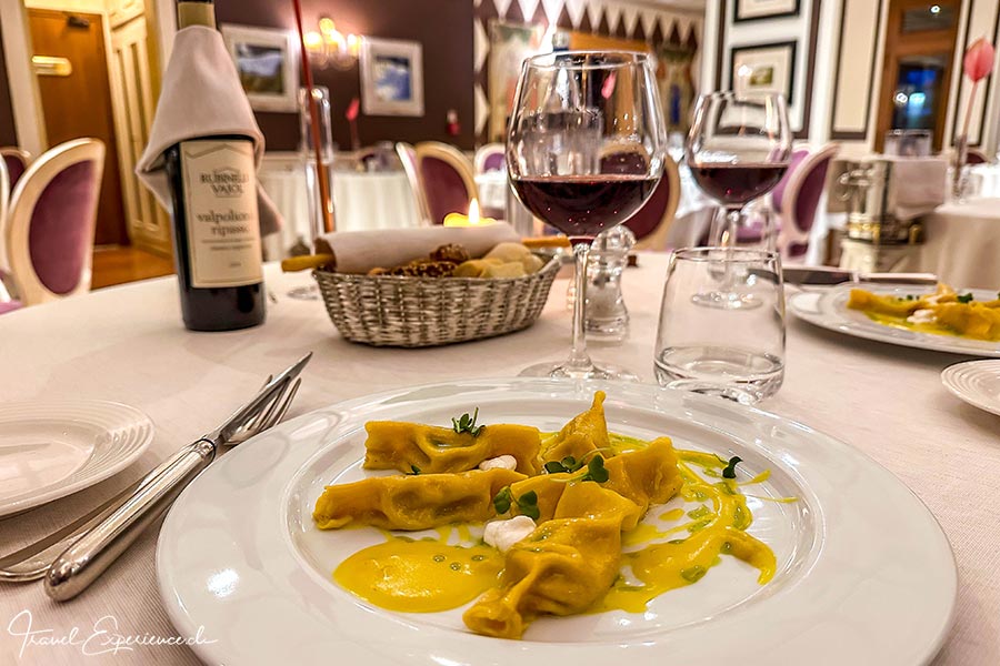 Teller mit Ravioli auf gedecktem Tisch im Restaurant L'Alzavola, Iseo